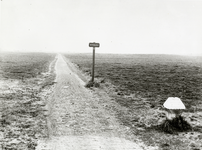 95356 Gezicht op een fietspad over de heide te Soest, met een fietspad-bord en rechts op de voorgrond een ANWB-paddenstoel.